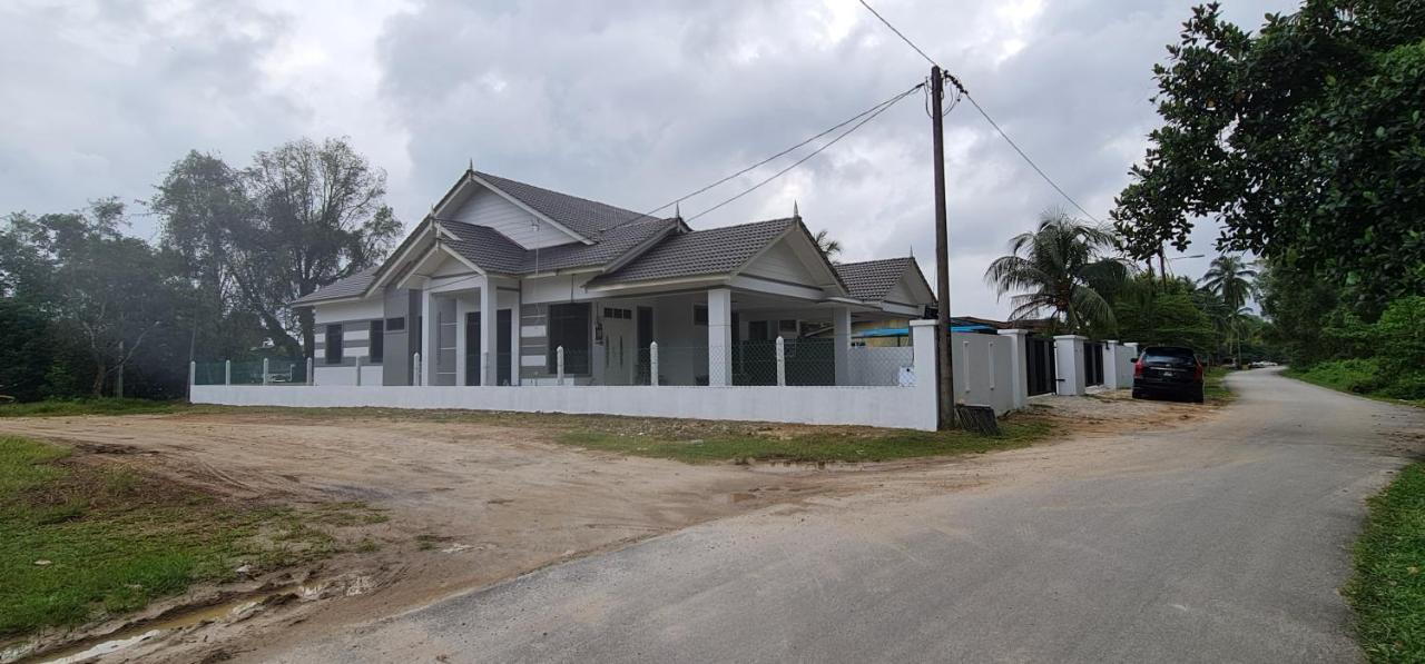 Olia Medina Kerteh 4 Bilik Homestay Chukai Exterior photo